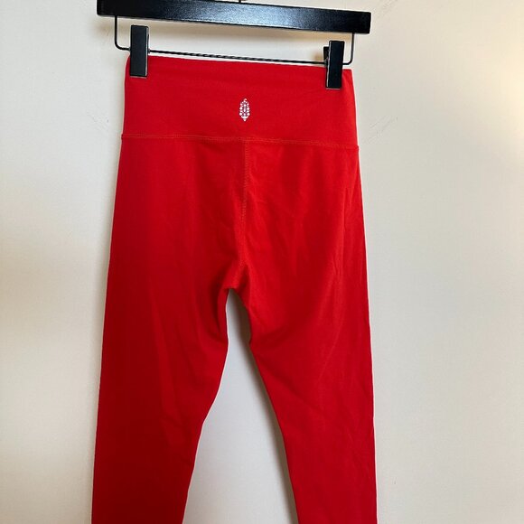 FREE PEOPLE Movement Never Better 7/8 Length Leggings in Winterberry Size Small - Picture 9 of 15